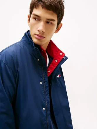 Vattenavvisande jacka med Tommy Jeans-logotyp