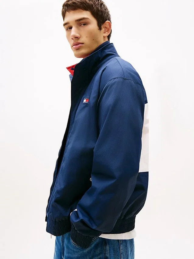Vattenavvisande jacka med Tommy Jeans-logotyp Vattenavvisande jacka med Tommy Jeans-logotyp