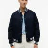 Vattenavvisande varsityjacka med flagglogo Vattenavvisande varsityjacka med flagglogo