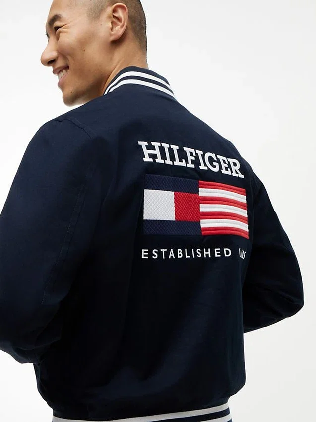 Vattenavvisande varsityjacka med flagglogo Vattenavvisande varsityjacka med flagglogo