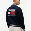 Vattenavvisande varsityjacka med flagglogo Vattenavvisande varsityjacka med flagglogo