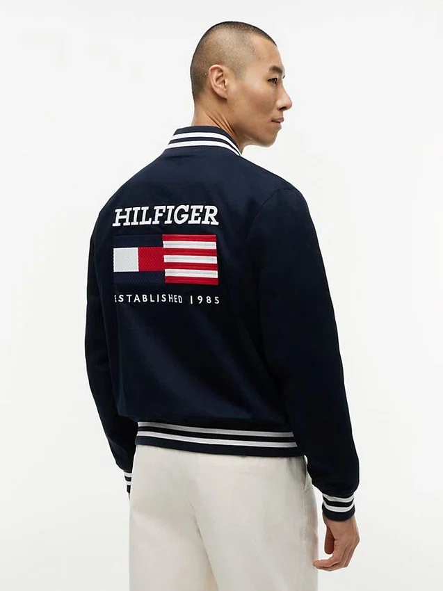 Vattenavvisande varsityjacka med flagglogo Vattenavvisande varsityjacka med flagglogo