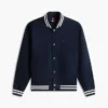 Vattenavvisande varsityjacka med flagglogo Vattenavvisande varsityjacka med flagglogo
